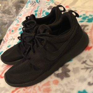 All Black Roshes
